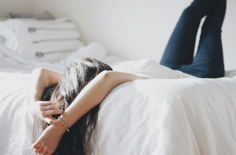 Ugrađeni sat s dvostrukom funkcijom alarma Ugrađeni sat s dvostrukom funkcijom alarma